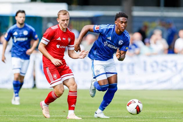 SOCCER - Schalke vs Kharkiv, test match KEMATEN,AUSTRIA,22.JUL.26 - SOCCER - 1. DFL, 1. Deutsche Bundesliga, Premjer-Liha, FC Schalke 04 vs FC Kharkiv, test match. Image shows Artem Shabanov (Kharkiv) and Junior Adamu (Schalke).  GEPAxpictures xMarkoxVulic