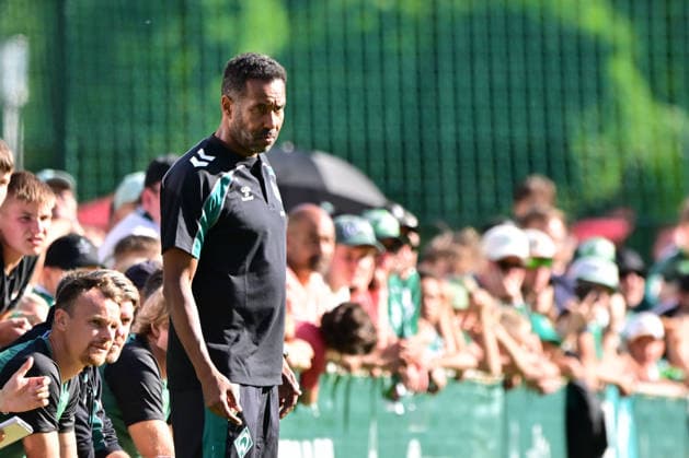 22.07.2026, AUT, Freundschaftsspiel SV Werder Bremen vs Fagiano Okayama Fussball, Saison 2026 2027), Daniel Thioune (Coach Werder Bremen); Gestik, Mimik, Emotionen in der Cochingzone am Spielfeldrand, Zell am Ziller Parkstadion Zillertal Österreich *** July 22, 2026, AUT, Friendly Match: SV Werder Bremen vs. Fagiano Okayama Soccer, 2026–2027 Season, Daniel Thioune, Werder Bremen Coach—gestures, facial expressions, and emotions in the coaching zone on the sideline, Zell am Ziller Parkstadion Zillertal, Austria Copyright: xnordphotoxGmbHx xKFOTOx