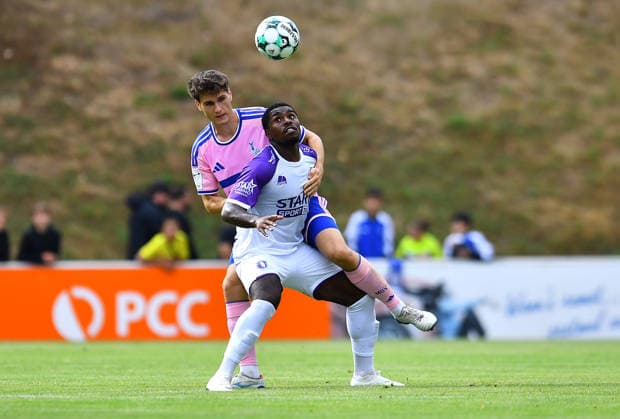 Fußball Herren Testspiel Saison 2026 2027 MSV Duisburg - Beerschot VA am 22.07.2026 im PCC-Stadion in Duisburg Toshio Lake ( Beerschot VA ), vorne - Martin Ens ( MSV Duisburg ), hinten Nordrhein-Westfalen Deutschland *** Men s Soccer Friendly Match, 2026–2027 Season: MSV Duisburg vs. Beerschot VA on July 22, 2026, at the PCC Stadium in Duisburg. Toshio Lake (Beerschot VA), in front; Martin Ens (MSV Duisburg), in the back; North Rhine-Westphalia, Germany