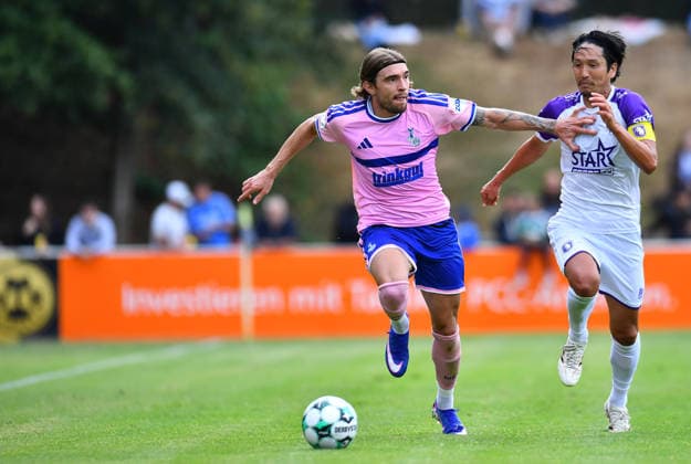 Fußball Herren Testspiel Saison 2026 2027 MSV Duisburg - Beerschot VA am 22.07.2026 im PCC-Stadion in Duisburg Joshua Bitter ( MSV Duisburg ), links - Genki Haraguchi ( Beerschot VA ), rechts Nordrhein-Westfalen Deutschland *** Men s Soccer Friendly Match, 2026–2027 Season: MSV Duisburg vs. Beerschot VA on July 22, 2026, at the PCC Stadium in Duisburg. Joshua Bitter (MSV Duisburg, left) and Genki Haraguchi (Beerschot VA, right), North Rhine-Westphalia, Germany
