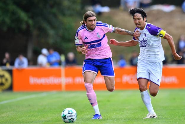 Fußball Herren Testspiel Saison 2026 2027 MSV Duisburg - Beerschot VA am 22.07.2026 im PCC-Stadion in Duisburg Joshua Bitter ( MSV Duisburg ), links - Genki Haraguchi ( Beerschot VA ), rechts Nordrhein-Westfalen Deutschland *** Men s Soccer Friendly Match, 2026–2027 Season: MSV Duisburg vs. Beerschot VA on July 22, 2026, at the PCC Stadium in Duisburg. Joshua Bitter (MSV Duisburg, left) and Genki Haraguchi (Beerschot VA, right), North Rhine-Westphalia, Germany