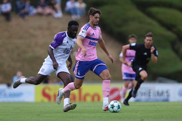 Tobias Fleckstein (MSV Duisburg) in Aktion, am Ball, Einzelaktion waehrend des Testspiels zwischen MSV Duisburg und K Beerschot VA, PCC-Stadion am 22. July 2026 in Duisburg, Deutschland. (Foto von Oliver Kaelke DeFodi Images) +++ Tobias Fleckstein (MSV Duisburg) controls the ball during the friendly match between MSV Duisburg and K Beerschot VA at PCC-Stadion on July 22, 2026 in Duisburg, Germany. (Photo by Oliver Kaelke DeFodi Images) (Photo by Oliver Kaelke DeFodi Images) - *** Tobias Fleckstein of MSV Duisburg in action, on the ball, making a solo run during the friendly match between MSV Duisburg and K Beerschot VA, PCC Stadium on July 22, 2026, in Duisburg, Germany. Photo by Oliver Kaelke, DeFodi Images. Tobias Fleckstein of MSV Duisburg controls the ball during the friendly match between MSV Duisburg and K Beerschot VA at PCC Stadium on July 22, 2026 in Duisburg, Germany. Photo by Oliver Kaelke, DeFodi Images. Photo by Oliver Kaelke, DeFodi Images.