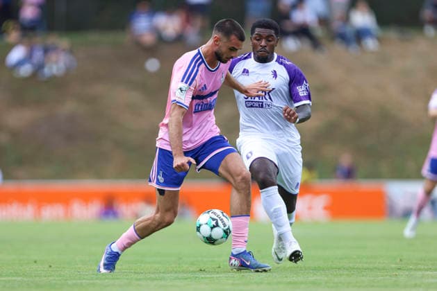 Rasim Bulic (MSV Duisburg) und Arnold Vula (K Beerschot VA) im Zweikampf waehrend des Testspiels zwischen MSV Duisburg und K Beerschot VA, PCC-Stadion am 22. July 2026 in Duisburg, Deutschland. (Foto von Oliver Kaelke DeFodi Images) +++ Rasim Bulic (MSV Duisburg) und Arnold Vula (K Beerschot VA) battle for the ball during the friendly match between MSV Duisburg and K Beerschot VA at PCC-Stadion on July 22, 2026 in Duisburg, Germany. (Photo by Oliver Kaelke DeFodi Images) (Photo by Oliver Kaelke DeFodi Images) - *** Rasim Bulic of MSV Duisburg and Arnold Vula of K Beerschot VA battle for the ball during the friendly match between MSV Duisburg and K Beerschot VA at PCC Stadium on July 22, 2026, in Duisburg, Germany Photo by Oliver Kaelke, DeFodi Images Rasim Bulic of MSV Duisburg and Arnold Vula of K Beerschot VA battle for the ball during the friendly match between MSV Duisburg and K Beerschot VA at PCC Stadium on July 22, 2026 in Duisburg, Germany Photo by Oliver Kaelke, DeFodi Images Photo by Oliver Kaelke, DeFodi Images