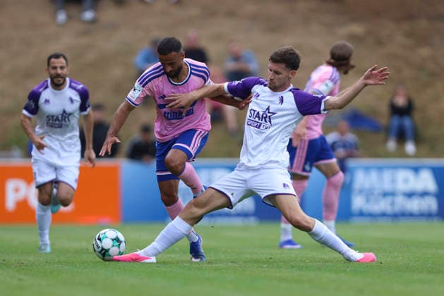 Ramien Safi (MSV Duisburg) und Jordan Bustin (K Beerschot VA) im Zweikampf waehrend des Testspiels zwischen MSV Duisburg und K Beerschot VA, PCC-Stadion am 22. July 2026 in Duisburg, Deutschland. (Foto von Oliver Kaelke DeFodi Images) +++ Ramien Safi (MSV Duisburg) und Jordan Bustin (K Beerschot VA) battle for the ball during the friendly match between MSV Duisburg and K Beerschot VA at PCC-Stadion on July 22, 2026 in Duisburg, Germany. (Photo by Oliver Kaelke DeFodi Images) (Photo by Oliver Kaelke DeFodi Images) - *** Ramien Safi of MSV Duisburg and Jordan Bustin of K Beerschot VA battle for the ball during the friendly match between MSV Duisburg and K Beerschot VA at PCC Stadium on July 22, 2026, in Duisburg, Germany Photo by Oliver Kaelke, DeFodi Images Ramien Safi of MSV Duisburg and Jordan Bustin of K Beerschot VA battle for the ball during the friendly match between MSV Duisburg and K Beerschot VA at PCC Stadium on July 22, 2026 in Duisburg, Germany Photo by Oliver Kaelke, DeFodi Images Photo by Oliver Kaelke, DeFodi Images
