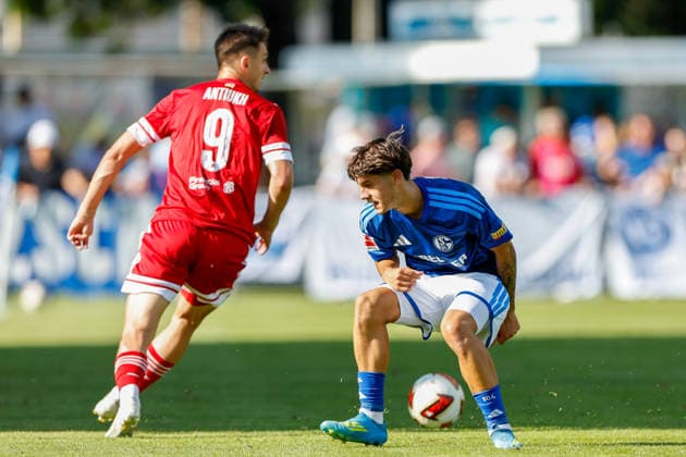 SOCCER - Schalke vs Kharkiv, test match KEMATEN,AUSTRIA,22.JUL.26 - SOCCER - 1. DFL, 1. Deutsche Bundesliga, Premjer-Liha, FC Schalke 04 vs FC Kharkiv, test match. Image shows Denys Antiukh (Kharkiv) and Edion Gashi (Schalke).  GEPAxpictures xMarkoxVulic