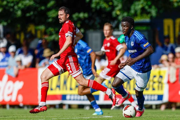 SOCCER - Schalke vs Kharkiv, test match KEMATEN,AUSTRIA,22.JUL.26 - SOCCER - 1. DFL, 1. Deutsche Bundesliga, Premjer-Liha, FC Schalke 04 vs FC Kharkiv, test match. Image shows Christian Gomis (Schalke) and Ivan Kaliuzhnyi (Kharkiv).  GEPAxpictures xMarkoxVulic