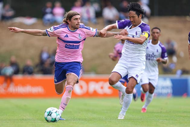Joshua Bitter (MSV Duisburg) und Genki Haraguchi (K Beerschot VA) im Zweikampf waehrend des Testspiels zwischen MSV Duisburg und K Beerschot VA, PCC-Stadion am 22. July 2026 in Duisburg, Deutschland. (Foto von Oliver Kaelke DeFodi Images) +++ Joshua Bitter (MSV Duisburg) und Genki Haraguchi (K Beerschot VA) battle for the ball during the friendly match between MSV Duisburg and K Beerschot VA at PCC-Stadion on July 22, 2026 in Duisburg, Germany. (Photo by Oliver Kaelke DeFodi Images) (Photo by Oliver Kaelke DeFodi Images) - *** Joshua Bitter of MSV Duisburg and Genki Haraguchi of K Beerschot VA battle for the ball during the friendly match between MSV Duisburg and K Beerschot VA at PCC Stadium on July 22, 2026, in Duisburg, Germany. Photo by Oliver Kaelke, DeFodi Images. Joshua Bitter of MSV Duisburg and Genki Haraguchi of K Beerschot VA battle for the ball during the friendly match between MSV Duisburg and K Beerschot VA at PCC Stadium on July 22, 2026 in Duisburg, Germany Photo by Oliver Kaelke DeFodi Images Photo by Oliver Kaelke DeFodi Images