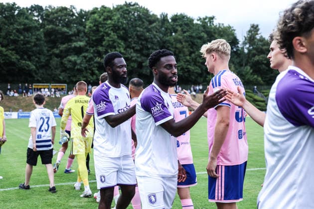 Fussball, 3.Liga Saison 2026 2027 Testspiel MSV Duisburg K. Beerschot VA 22.07.2026, PCC Stadion Shake Hands vor dem Spiel Duisburg PCC Stadion Nordrhein-Westfalen Deutschland *** Sports, Soccer, 3rd Division, 2026–2027 Season, Friendly Match: MSV Duisburg vs. K Beerschot, July 22, 2026, PCC Stadium, pre-game handshake, Duisburg, PCC Stadium, North Rhine-Westphalia, Germany