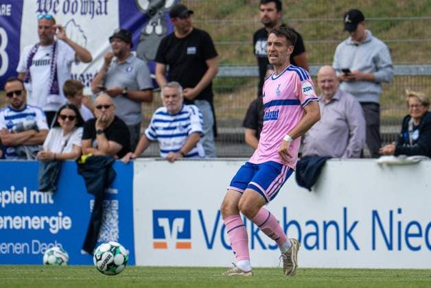 Testspiel MSV Duisburg - Beerschot VA ** NUR FÜR REDAKTIONELLE ZWECKE ** EDITORIAL USE ONLY **<p>Fußball Testspiel MSV Duisburg - Beerschot VA am 22.07.26 auf der PCC-Stadion in Duisburg Max Besuschkow( Duisburg ) Duisburg Copyright: JakobxKlos *** Friendly Match: MSV Duisburg vs. Beerschot VA ** FOR EDITORIAL USE ONLY ** EDITORIAL USE ONLY ** p Soccer Friendly Match: MSV Duisburg vs. Beerschot VA on July 22, 2026, at the PCC Stadium in Duisburg. Max Besuschkow, Duisburg. Copyright JakobxKlos Copyright: JakobxKlos doc86tvuz2q4aeg25gq9do ,EDITORIAL USE ONLY