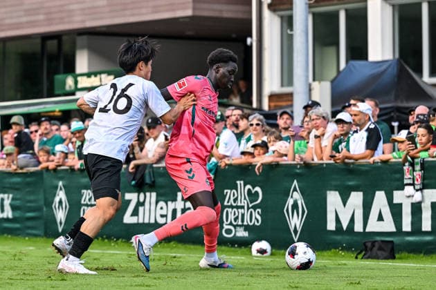22.07.2026, AUT, Fußball, Herren, 1. Bundesliga, FSP, Saison 2026 2027, Zell am Ziller, SV Werder Bremen vs Fagiano Okayama Haruka Motoyama (Fagiano Okayama, 26), Salim Musah (Werder Bremen, 29) Zell am Ziller Parkstadion Tirol Österreich *** July 22, 2026, Austria, Soccer, Men s, 1st Bundesliga, FSP, 2026–2027 Season, Zell am Ziller, SV Werder Bremen vs. Fagiano Okayama Haruka Motoyama (Fagiano Okayama), 26, Salim Musah (Werder Bremen), 29, Zell am Ziller Parkstadion, Tyrol, Austria Copyright: xNordphotox xHafnerx