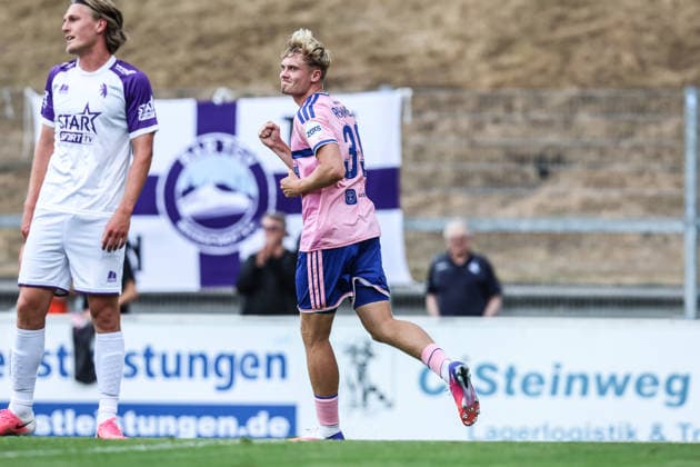 Fussball, 3.Liga Saison 2026 2027 Testspiel MSV Duisburg K. Beerschot VA 22.07.2026, PCC Stadion Torjubel MSV Duisburg nach dem Tor zum 1-0 durch Peter Remmert (MSV Duisburg, 39) Duisburg PCC Stadion Nordrhein-Westfalen Deutschland *** Sports, Soccer, 3rd Division, 2026–2027 Season, Friendly Match: MSV Duisburg vs. K Beerschot, July 22, 2026, PCC Stadium: MSV Duisburg fans celebrate after Peter Remmert scores the 1–0 goal for MSV Duisburg, 39 Duisburg, PCC Stadium, North Rhine-Westphalia, Germany
