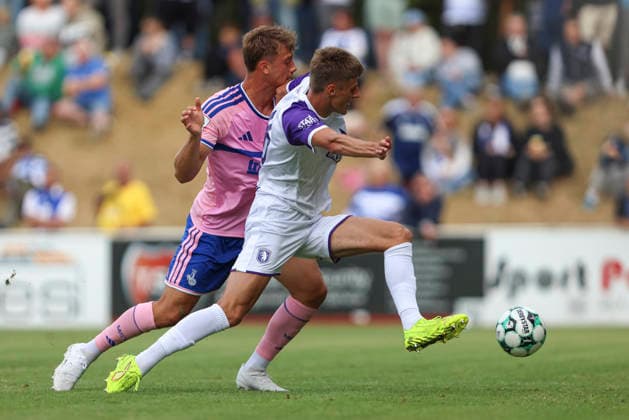 Ben Schlicke (MSV Duisburg) und Marco Weymans (K Beerschot VA) im Zweikampf waehrend des Testspiels zwischen MSV Duisburg und K Beerschot VA, PCC-Stadion am 22. July 2026 in Duisburg, Deutschland. (Foto von Oliver Kaelke DeFodi Images) +++ Ben Schlicke (MSV Duisburg) und Marco Weymans (K Beerschot VA) battle for the ball during the friendly match between MSV Duisburg and K Beerschot VA at PCC-Stadion on July 22, 2026 in Duisburg, Germany. (Photo by Oliver Kaelke DeFodi Images) (Photo by Oliver Kaelke DeFodi Images) - *** Ben Schlicke of MSV Duisburg and Marco Weymans of K Beerschot VA battle for the ball during the friendly match between MSV Duisburg and K Beerschot VA at PCC Stadium on July 22, 2026, in Duisburg, Germany Photo by Oliver Kaelke, DeFodi Images Ben Schlicke of MSV Duisburg and Marco Weymans of K Beerschot VA battle for the ball during the friendly match between MSV Duisburg and K Beerschot VA at PCC Stadium on July 22, 2026 in Duisburg, Germany Photo by Oliver Kaelke, DeFodi Images Photo by Oliver Kaelke, DeFodi Images