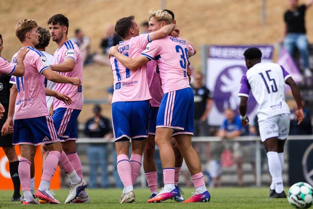 2026.07.22, xkwix, Fußball, Testspiel, MSV Duisburg - K Beerschot VA, PCC-Stadion, Testspiel, Saison 2026 2027: Torjubel der Mannschaft beim Tor zum 1:0 durch Remmert (MSV Duisburg 39) DFB regulations prohibit any use of photographs as image sequences and or quasi-video. Photo: xKamilxWilkowskixPressefotoKochx Nordrhein-Westfalen Deutschland *** July 22, 2026, xkwix, Soccer, Friendly Match, MSV Duisburg vs. Beerschot VA, PCC Stadium, Friendly Match, 2026–2027 Season; Team celebrating Remmert’s 1–0 goal; MSV Duisburg 39; DFB regulations prohibit any use of photographs as image sequences and or quasi-video; Photo: xKamilxWilkowskixPressefotoKochx; North Rhine-Westphalia, Germany