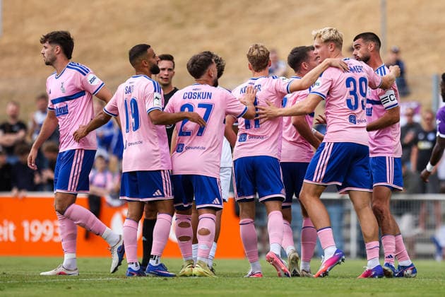 2026.07.22, xkwix, Fußball, Testspiel, MSV Duisburg - K Beerschot VA, PCC-Stadion, Testspiel, Saison 2026 2027: Torjubel der Mannschaft beim Tor zum 1:0 durch Remmert (MSV Duisburg 39) DFB regulations prohibit any use of photographs as image sequences and or quasi-video. Photo: xKamilxWilkowskixPressefotoKochx Nordrhein-Westfalen Deutschland *** July 22, 2026, xkwix, Soccer, Friendly Match, MSV Duisburg vs. Beerschot VA, PCC Stadium, Friendly Match, 2026–2027 Season; Team celebrating Remmert’s 1–0 goal; MSV Duisburg 39; DFB regulations prohibit any use of photographs as image sequences and or quasi-video; Photo: xKamilxWilkowskixPressefotoKochx; North Rhine-Westphalia, Germany
