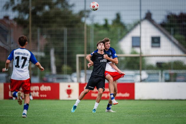 Testspiel: Lüneburger SK vs. Hamburger SV II, 22.07.2026 Finn Barkowsky (Hamburger SV II) gegen Tjark Etienne Dörr (Lüneburger SK Hansa, 20); Testspiel: Lüneburger SK vs. Hamburger SV II am 22.07.2026 auf dem Jahnplatz 1, Winsen (Luhe) *** Friendly Match: Lüneburger SK vs. Hamburger SV II, July 22, 2026: Finn Barkowsky (Hamburger SV II) vs. Tjark Etienne Dörr (Lüneburger SK Hansa), 20th Friendly Match: Lüneburger SK vs. Hamburger SV II on July 22, 2026, at Jahnplatz 1, Winsen Luhe Copyright: xBEAUTIFULxSPORTS Tonhäuserx