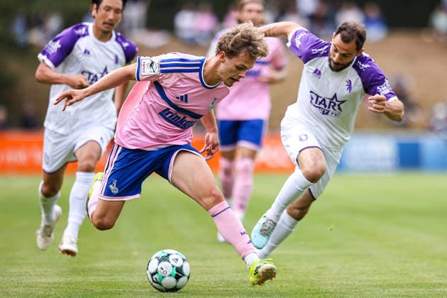 2026.07.22, xkwix, Fußball, Testspiel, MSV Duisburg - K Beerschot VA, PCC-Stadion, Testspiel, Saison 2026 2027: Jakob Bookjans (MSV Duisburg 7) im Zweikampf gegen Edisson Jordanov (K. Beerschot V.A. 4) DFB regulations prohibit any use of photographs as image sequences and or quasi-video. Photo: xKamilxWilkowskixPressefotoKochx Nordrhein-Westfalen Deutschland *** July 22, 2026, xkwix, Soccer, Friendly Match, MSV Duisburg vs. Beerschot VA, PCC Stadium, Friendly Match, 2026–2027 season: Jakob Bookjans of MSV Duisburg (7) in a tackle against Edisson Jordanov of K Beerschot VA (4). DFB regulations prohibit any use of photographs as image sequences and or quasi-video. Photo: xKamilxWilkowskixPressefotoKochx, North Rhine-Westphalia, Germany