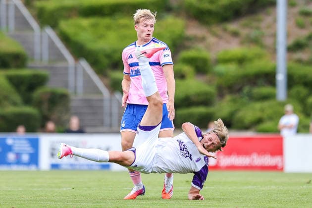 2026.07.22, xkwix, Fußball, Testspiel, MSV Duisburg - K Beerschot VA, PCC-Stadion, Testspiel, Saison 2026 2027: Jakob Bookjans (MSV Duisburg 7) im Zweikampf beim Kopfball gegen Edisson Jordanov (K. Beerschot V.A. 4) DFB regulations prohibit any use of photographs as image sequences and or quasi-video. Photo: xKamilxWilkowskixPressefotoKochx Nordrhein-Westfalen Deutschland *** July 22, 2026, xkwix, Soccer, Friendly Match, MSV Duisburg vs. Beerschot VA, PCC Stadium, Friendly Match, 2026–2027 Season: Jakob Bookjans of MSV Duisburg (7) in a header duel against Edisson Jordanov of K Beerschot VA (4). DFB regulations prohibit any use of photographs as image sequences and or quasi-video. Photo: xKamilxWilkowskixPressefotoKochx North Rhine-Westphalia Westphalia, Germany