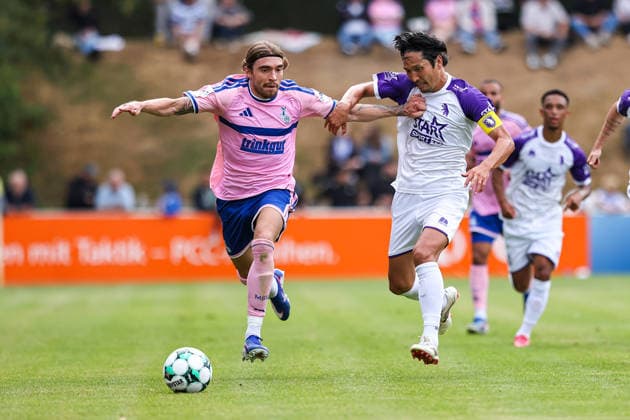 2026.07.22, xkwix, Fußball, Testspiel, MSV Duisburg - K Beerschot VA, PCC-Stadion, Testspiel, Saison 2026 2027: Joshua Bitter (MSV Duisburg 29) im Zweikampf gegen Genki Haraguchi (K. Beerschot V.A. 12) DFB regulations prohibit any use of photographs as image sequences and or quasi-video. Photo: xKamilxWilkowskixPressefotoKochx Nordrhein-Westfalen Deutschland *** July 22, 2026, xkwix, Soccer, Friendly Match, MSV Duisburg vs. Beerschot VA, PCC Stadium, Friendly Match, 2026–2027 Season: Joshua Bitter (MSV Duisburg, No. 29) in a tackle against Genki Haraguchi (K Beerschot VA, No. 12). DFB regulations prohibit any use of photographs as image sequences and or quasi-video. Photo: xKamilxWilkowskixPressefotoKochx North Rhine-WestGermany