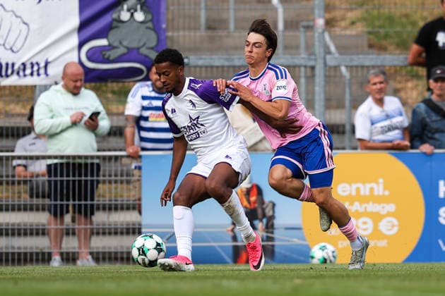 2026.07.22, xkwix, Fußball, Testspiel, MSV Duisburg - K Beerschot VA, PCC-Stadion, Testspiel, Saison 2026 2027: Jan‘Simon Symalla (MSV Duisburg 23) im Zweikampf gegen Nilton Varela Lopes (K. Beerschot V.A. 24) DFB regulations prohibit any use of photographs as image sequences and or quasi-video. Photo: xKamilxWilkowskixPressefotoKochx Nordrhein-Westfalen Deutschland *** July 22, 2026, xkwix, Soccer, Friendly Match, MSV Duisburg vs. Beerschot VA, PCC Stadium, Friendly Match, 2026–2027 Season, Jan’Simon Symalla (MSV Duisburg, No. 23) in a tackle against Nilton Varela Lopes (K Beerschot VA, No. 24). DFB regulations prohibit any use of photographs as image sequences and or quasi-video. Photo: xKamilxWilkowskixPressefotoKochx, North Rhine-Westphalia, Germany