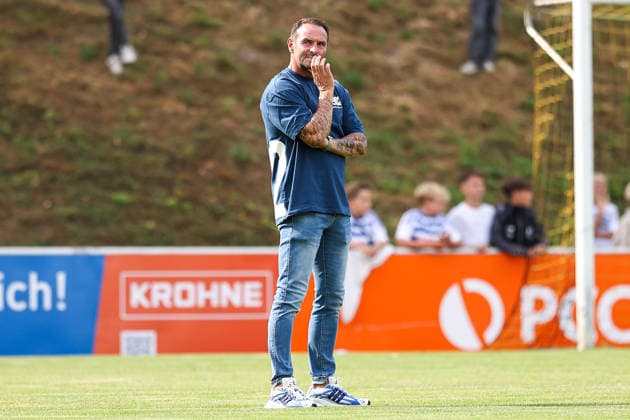 2026.07.22, xkwix, Fußball, Testspiel, MSV Duisburg - K Beerschot VA, PCC-Stadion, Testspiel, Saison 2026 2027: Dietmar Hirsch (MSV Duisburg Cheftrainer) nachdaenklich auf dem Platz DFB regulations prohibit any use of photographs as image sequences and or quasi-video. Photo: xKamilxWilkowskixPressefotoKochx Nordrhein-Westfalen Deutschland *** July 22, 2026, xkwix, Soccer, Friendly Match, MSV Duisburg vs. Beerschot VA, PCC Stadium, Friendly Match, 2026–2027 Season; Dietmar Hirsch, MSV Duisburg head coach, looking pensive on the field. DFB regulations prohibit any use of photographs as image sequences and or quasi-video. Photo: xKamilxWilkowskixPressefotoKochx, North Rhine-Westphalia, Germany