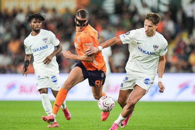 Basaksehir v Inter Turku - UEFA Conference League ISTANBUL, TURKIYE - JULY 22: Bertug Yildirim (C) of Istanbul Basaksehir vies for the ball with Ilari Kangasniemi (R) of Inter Turku during the first leg match of the UEFA Conference League second qualifying round at Basaksehir Fatih Terim Stadium in Istanbul, Turkiye on July 22, 2026. Cemal Yurttas Anadolu Istanbul Turkey. Editorial use only. Please get in touch for any other usage.  Copyright: x2026xAnadoluxCemalxYurttasx