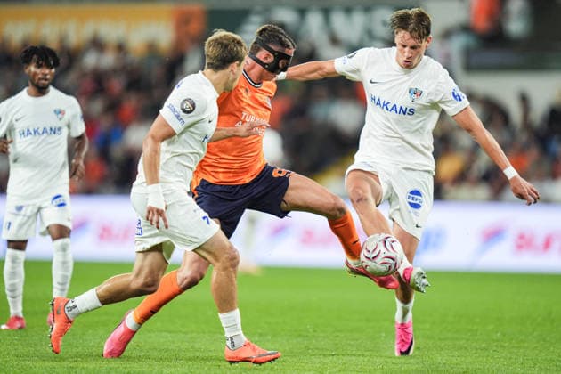 Basaksehir v Inter Turku - UEFA Conference League ISTANBUL, TURKIYE - JULY 22: Bertug Yildirim (C) of Istanbul Basaksehir vies for the ball with Ilari Kangasniemi (R) of Inter Turku during the first leg match of the UEFA Conference League second qualifying round at Basaksehir Fatih Terim Stadium in Istanbul, Turkiye on July 22, 2026. Cemal Yurttas Anadolu Istanbul Turkey. Editorial use only. Please get in touch for any other usage.  Copyright: x2026xAnadoluxCemalxYurttasx