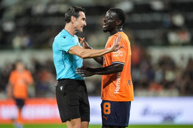 Basaksehir v Inter Turku - UEFA Conference League ISTANBUL, TURKIYE - JULY 22: Olivier Kemen (R) of Istanbul Basaksehir appeals to referee Juan Martinez Munuera (L) during the first leg match of the UEFA Conference League second qualifying round against Inter Turku at Basaksehir Fatih Terim Stadium in Istanbul, Turkiye on July 22, 2026. Cemal Yurttas Anadolu Istanbul Turkey. Editorial use only. Please get in touch for any other usage.  Copyright: x2026xAnadoluxCemalxYurttasx