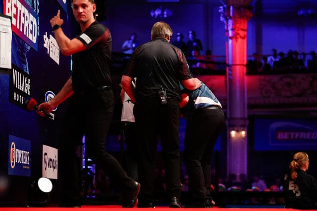 Betfred World Matchplay Cameron Menzies goes off the stage unwell during Round Two of the 2026 Betfred World Matchplay at Winter Gardens, Blackpool 22 07 2026 UK Newspapers OUT Copyright: xMaxxTomlinsonx FIL-23648-0003
