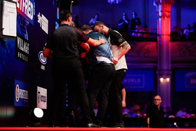 Betfred World Matchplay Cameron Menzies goes off the stage unwell during Round Two of the 2026 Betfred World Matchplay at Winter Gardens, Blackpool 22 07 2026 UK Newspapers OUT Copyright: xMaxxTomlinsonx FIL-23648-0004