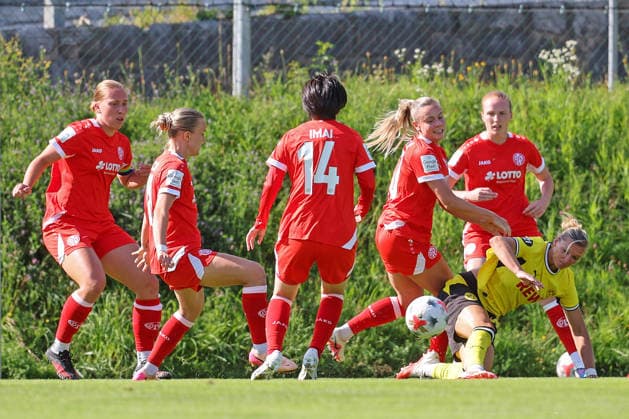 Fussball - Frauen - Testspiel - 1. FSV Mainz 05 - Borussia Dortmund - 22.07.26, Alle Manzerinnen gegen Alexandra Popp (BVB), Hopfgarten Hopfgarten Tirol Österreich *** Women s Soccer Friendly Match 1: FSV Mainz 05 vs. Borussia Dortmund, July 22, 2026; All Mainz Players vs. Alexandra Popp (BVB), Hopfgarten, Hopfgarten, Tyrol, Austria