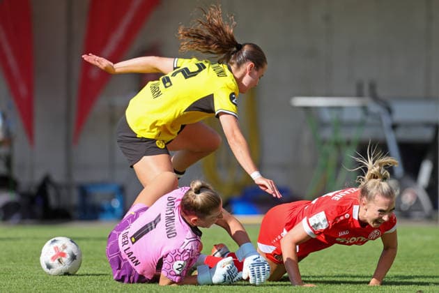 Fussball - Frauen - Testspiel - 1. FSV Mainz 05 - Borussia Dortmund - 22.07.26, Laura van der Laan, Yasu Wöhrn (BVB), Chiara Bouziane (Mainz), Hopfgarten Hopfgarten Tirol Österreich *** Women s Soccer Friendly Match 1: FSV Mainz 05 vs. Borussia Dortmund, July 22, 2026; Laura van der Laan, Yasu Wöhrn (BVB), Chiara Bouziane (Mainz); Hopfgarten, Hopfgarten, Tyrol, Austria