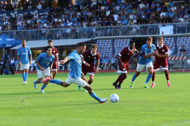 SSC Napoli v Arezzo - Pre Season Friendly Match Matteo Politano of Napoli misses a penalty during a preseason friendly soccer match between Napoli and Arezzo at Stadio Carciato in Dimaro Folgarida, Trento, Italy, on July 22, 2026. Dimaro Folgarida Trento Italy  Copyright: xCiroxDexLucax originalFilename:deluca-sscnapol260722_nphho.jpg