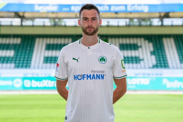 22.07.2026 - SpVgg Greuther Fürth ( Kleeblatt Spielvereinigung ) - 2. BL Fussball Bundesliga - Saison 2026 2027 - Fototermin Porträttermin Vorstellung Präsentation Pressetermin - - Einzelbild Einzelfoto Portrait Porträt Kopfbild - Felix Higl (18, SpVgg Greuther Fürth ) *** July 22, 2026 SpVgg Greuther Fürth Kleeblatt Spielvereinigung 2nd Division Soccer Bundesliga 2026–2027 Season Photo Shoot Portrait Session Introduction Presentation Press Conference Single Image Individual Photo Portrait Headshot Felix Higl, 18, SpVgg Greuther Fürth