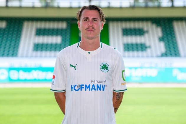 22.07.2026 - SpVgg Greuther Fürth ( Kleeblatt Spielvereinigung ) - 2. BL Fussball Bundesliga - Saison 2026 2027 - Fototermin Porträttermin Vorstellung Präsentation Pressetermin - - Einzelbild Einzelfoto Portrait Porträt Kopfbild - Felix Klaus (30, SpVgg Greuther Fürth ) *** July 22, 2026 SpVgg Greuther Fürth Kleeblatt Spielvereinigung 2nd Division Soccer Bundesliga 2026–2027 Season Photo Shoot Portrait Session Introduction Presentation Press Conference Single Image Individual Photo Portrait Headshot Felix Klaus, 30, SpVgg Greuther Fürth