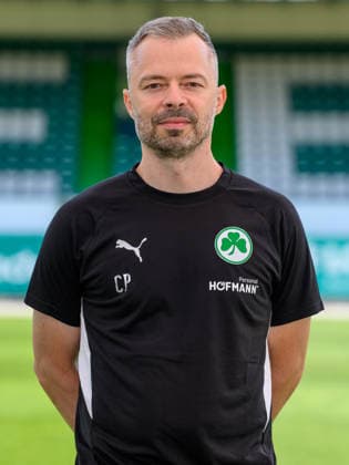 22.07.2026 - SpVgg Greuther Fürth ( Kleeblatt Spielvereinigung ) - 2. BL Fussball Bundesliga - Saison 2026 2027 - Fototermin Porträttermin Vorstellung Präsentation Pressetermin - - Einzelbild Einzelfoto Portrait Porträt Kopfbild - Christoph Porzelt (Physio SpVgg Greuther Fürth ) *** July 22, 2026 SpVgg Greuther Fürth Kleeblatt Spielvereinigung 2nd Division Soccer Bundesliga 2026–2027 Season Photo Shoot Portrait Session Introduction Presentation Press Event Single Image Individual Photo Portrait Headshot Christoph Porzelt, Physical Therapist, SpVgg Greuther Fürth