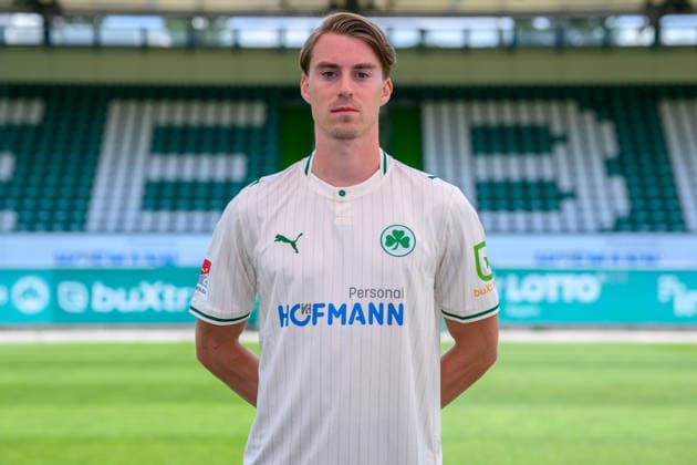 22.07.2026 - SpVgg Greuther Fürth ( Kleeblatt Spielvereinigung ) - 2. BL Fussball Bundesliga - Saison 2026 2027 - Fototermin Porträttermin Vorstellung Präsentation Pressetermin - - Einzelbild Einzelfoto Portrait Porträt Kopfbild - Gian Luca Gian-Luca Itter (27, SpVgg Greuther Fürth ) *** July 22, 2026 SpVgg Greuther Fürth Kleeblatt Spielvereinigung 2nd Division Soccer Bundesliga 2026–2027 Season Photo Shoot Portrait Session Introduction Presentation Press Event Single Image Individual Photo Portrait Headshot Gian Luca Gian Luca Itter, 27, SpVgg Greuther Fürth
