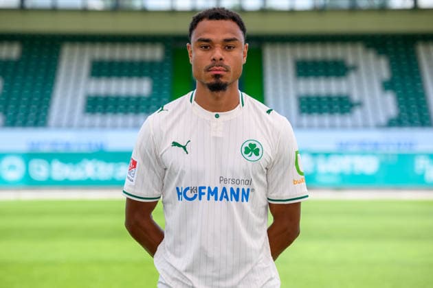 22.07.2026 - SpVgg Greuther Fürth ( Kleeblatt Spielvereinigung ) - 2. BL Fussball Bundesliga - Saison 2026 2027 - Fototermin Porträttermin Vorstellung Präsentation Pressetermin - - Einzelbild Einzelfoto Portrait Porträt Kopfbild - Sacha Banse Bansé (6, SpVgg Greuther Fürth ) *** July 22, 2026 SpVgg Greuther Fürth Kleeblatt Spielvereinigung 2nd Division Soccer Bundesliga 2026–2027 Season Photo Shoot Portrait Session Introduction Presentation Press Event Single Image Individual Photo Portrait Headshot Sacha Banse Bansé 6, SpVgg Greuther Fürth