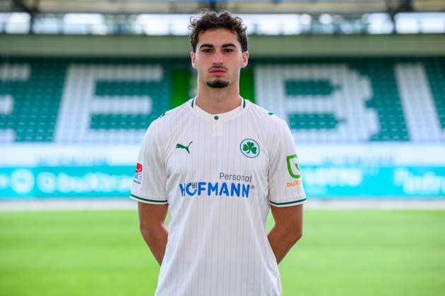 22.07.2026 - SpVgg Greuther Fürth ( Kleeblatt Spielvereinigung ) - 2. BL Fussball Bundesliga - Saison 2026 2027 - Fototermin Porträttermin Vorstellung Präsentation Pressetermin - - Einzelbild Einzelfoto Portrait Porträt Kopfbild - Maxim Dal (5, SpVgg Greuther Fürth ) *** July 22, 2026 SpVgg Greuther Fürth Kleeblatt Spielvereinigung 2nd Division Soccer Bundesliga 2026–2027 Season Photo Shoot Portrait Session Introduction Presentation Press Event Single Image Individual Photo Portrait Headshot Maxim Dal 5, SpVgg Greuther Fürth