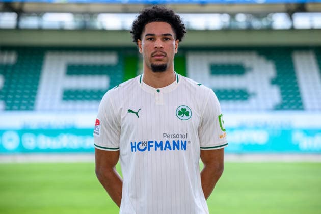 22.07.2026 - SpVgg Greuther Fürth ( Kleeblatt Spielvereinigung ) - 2. BL Fussball Bundesliga - Saison 2026 2027 - Fototermin Porträttermin Vorstellung Präsentation Pressetermin - - Einzelbild Einzelfoto Portrait Porträt Kopfbild - Benjamin Zank (19, SpVgg Greuther Fürth ) *** July 22, 2026 SpVgg Greuther Fürth Kleeblatt Spielvereinigung 2nd Division Soccer Bundesliga 2026–2027 Season Photo Shoot Portrait Session Introduction Presentation Press Conference Single Image Individual Photo Portrait Headshot Benjamin Zank, 19, SpVgg Greuther Fürth