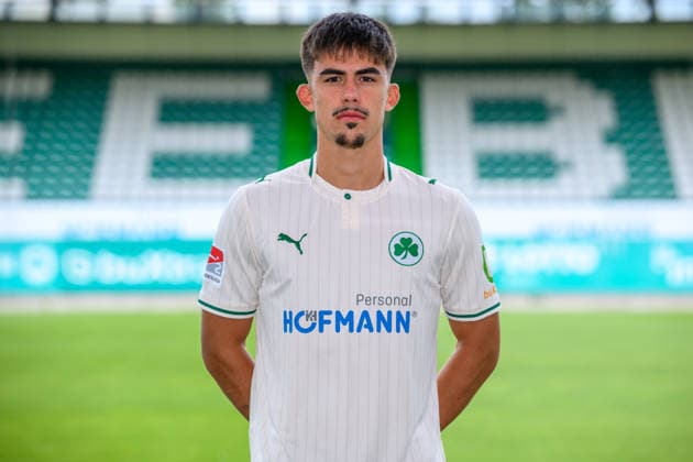 22.07.2026 - SpVgg Greuther Fürth ( Kleeblatt Spielvereinigung ) - 2. BL Fussball Bundesliga - Saison 2026 2027 - Fototermin Porträttermin Vorstellung Präsentation Pressetermin - - Einzelbild Einzelfoto Portrait Porträt Kopfbild - Aaron Keller (11, SpVgg Greuther Fürth ) *** July 22, 2026 SpVgg Greuther Fürth Kleeblatt Spielvereinigung 2nd Division Soccer Bundesliga 2026–2027 Season Photo Shoot Portrait Session Introduction Presentation Press Conference Single Image Individual Photo Portrait Headshot Aaron Keller 11, SpVgg Greuther Fürth