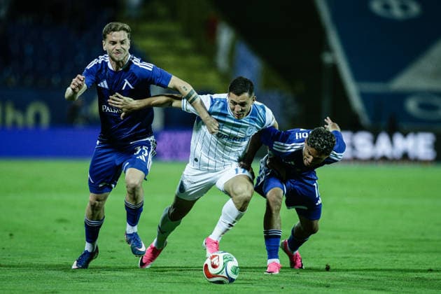 IPA86903534 - Universitatea s Carlos Mora in action against Levski s Everton Bala and Serginho during the Champions League qualifying match between PFC Levski and SC Universitatea Craiova at Vivacom Arena Georgi Asparuhov in Sofia, Bulgaria, on July 22, 2026  Copyright: xIvanxSxIvanov IPAxSportx xx 86903534