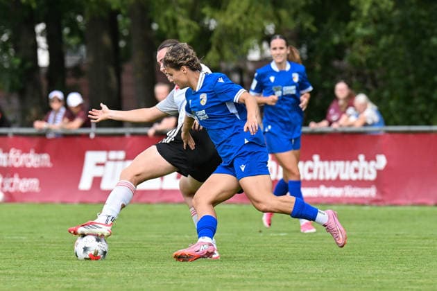 Fußball I Frauen I Saison 2026-2027 I Freundschaftsspiel I 1. FC Nürnberg - FC Carl Zeiss Jena I 22.07.2026 Zweikampf Leia Varley (2, 1. FC Nürnberg) wird von Sarah Preuß (11, FC Carl Zeiss Jena) attackiert Nürnberg Sportpark Valznerweiher Platz 5 Bayern Deutschland *** Soccer I Women s I 2026–2027 Season I Friendly Match I 1 FC Nuremberg vs. FC Carl Zeiss Jena I July 22, 2026 Tackle by Leia Varley 2, 1 FC Nuremberg is challenged by Sarah Preuß (11) of FC Carl Zeiss Jena at Nuremberg’s Sportpark Valznerweiher, Field 5, Bavaria, Germany Copyright: xLobeca InesxHähnelx