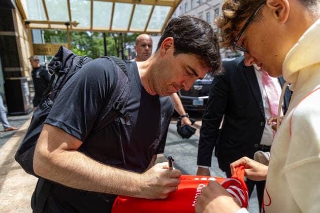 Football - Pre-Seaosn - Liverpool USA Tour Day 3 CHICAGO, USA - Wednesday, July 22, 2026: Liverpool s head coach Andoni Iraola stops to sign autographs for supporters as he returns to the team hotel after a morning training session in Chicago ahead of the start of the club s pre-season tour of America. The team play friendly games in Nashville, New York and Chicago as they prepare for the start of the new 2026 27 Premier League season. (Photo by David Rawcliffe Propaganda) CHICAGO Chicago ILLINOIS UNITED STATES OF AMERICA  Copyright: xDavidxRawcliffex 2026-07-22-002-Liverpool_Pre-Season_Day_3