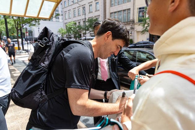 Football - Pre-Seaosn - Liverpool USA Tour Day 3 CHICAGO, USA - Wednesday, July 22, 2026: Liverpool s head coach Andoni Iraola stops to sign autographs for supporters as he returns to the team hotel after a morning training session in Chicago ahead of the start of the club s pre-season tour of America. The team play friendly games in Nashville, New York and Chicago as they prepare for the start of the new 2026 27 Premier League season. (Photo by David Rawcliffe Propaganda) CHICAGO Chicago ILLINOIS UNITED STATES OF AMERICA  Copyright: xDavidxRawcliffex 2026-07-22-004-Liverpool_Pre-Season_Day_3