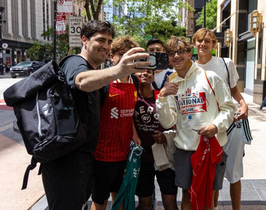 Football - Pre-Seaosn - Liverpool USA Tour Day 3 CHICAGO, USA - Wednesday, July 22, 2026: Liverpool s head coach Andoni Iraola takes a selfie with supporters as he returns to the team hotel after a morning training session in Chicago ahead of the start of the club s pre-season tour of America. The team play friendly games in Nashville, New York and Chicago as they prepare for the start of the new 2026 27 Premier League season. (Photo by David Rawcliffe Propaganda) CHICAGO Chicago ILLINOIS UNITED STATES OF AMERICA  Copyright: xDavidxRawcliffex 2026-07-22-006-Liverpool_Pre-Season_Day_3