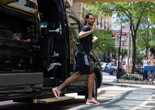 Football - Pre-Seaosn - Liverpool USA Tour Day 3 CHICAGO, USA - Wednesday, July 22, 2026: Liverpool s Dominik Szoboszlai returns to the team hotel after a morning training session in Chicago ahead of the start of the club s pre-season tour of America. The team play friendly games in Nashville, New York and Chicago as they prepare for the start of the new 2026 27 Premier League season. (Photo by David Rawcliffe Propaganda) CHICAGO Chicago ILLINOIS UNITED STATES OF AMERICA  Copyright: xDavidxRawcliffex 2026-07-22-012-Liverpool_Pre-Season_Day_3
