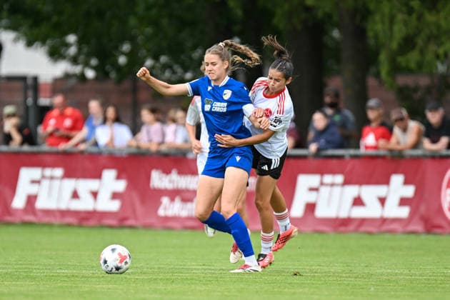 Fußball I Frauen I Saison 2026-2027 I Freundschaftsspiel I 1. FC Nürnberg - FC Carl Zeiss Jena I 22.07.2026 Zweikampf Emily Hähnel (5, FC Carl Zeiss Jena) und Mariella Büttner (99, 1. FC Nürnberg) Nürnberg Sportpark Valznerweiher Platz 5 Bayern Deutschland *** Soccer I Women s I 2026–2027 Season I Friendly Match I 1 FC Nürnberg vs. FC Carl Zeiss Jena I July 22, 2026: A tackle between Emily Hähnel (5), FC Carl Zeiss Jena, and Mariella Büttner (99), 1 FC Nuremberg, Nuremberg Sportpark Valznerweiher, Field 5, Bavaria, Germany Copyright: xLobeca InesxHähnelx