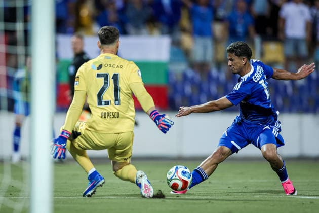 Football - UEFA Champion™s League - Second qualifying round - PFC Levski vs Universitatea Craiova - 22.07.2026 Everton Bala and LaurenÈ›iu Popescu Copyright: xYulianxTodorovx