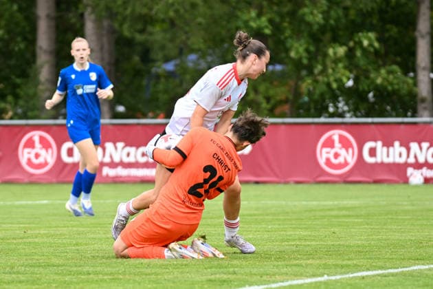 Fußball I Frauen I Saison 2026-2027 I Freundschaftsspiel I 1. FC Nürnberg - FC Carl Zeiss Jena I 22.07.2026 Lara Meroni (11, 1. FC Nürnberg) geht in den Zweikampf gegen Torhüterin Julyetta Christ (21, FC Carl Zeiss Jena) Nürnberg Sportpark Valznerweiher Platz 5 Bayern Deutschland *** Soccer I Women s I 2026–2027 Season I Friendly Match I 1 FC Nuremberg vs. FC Carl Zeiss Jena I July 22, 2026 Lara Meroni 11, 1 FC Nuremberg challenges goalkeeper Julyetta Christ, 21, FC Carl Zeiss Jena at Nuremberg’s Sportpark Valznerweiher, Field 5, Bavaria, Germany Copyright: xLobeca InesxHähnelx
