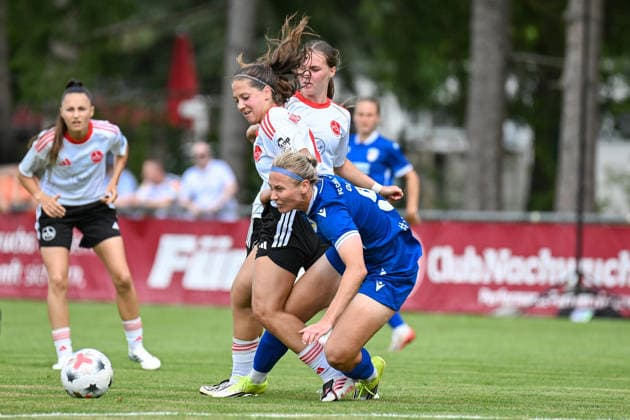 Fußball I Frauen I Saison 2026-2027 I Freundschaftsspiel I 1. FC Nürnberg - FC Carl Zeiss Jena I 22.07.2026 Zweikampf Laura Miller (9, 1. FC Nürnberg) und Anna Olmala (9, FC Carl Zeiss Jena) Nürnberg Sportpark Valznerweiher Platz 5 Bayern Deutschland *** Soccer I Women s I 2026–2027 Season I Friendly Match I 1 FC Nuremberg vs. FC Carl Zeiss Jena I July 22, 2026, Tackle by Laura Miller 9, 1 FC Nuremberg and Anna Olmala 9, FC Carl Zeiss Jena; Nuremberg Sportpark Valznerweiher, Field 5; Bavaria, Germany Copyright: xLobeca InesxHähnelx